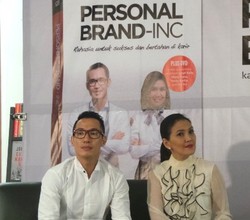 Strategi Erwin Parengkuan Bertahan Menjadi Presenter Selama 26 Tahun