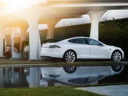 Beragam Reaksi Lucu Pengendara Saat Pertama Kali Menjajal Tesla Model S