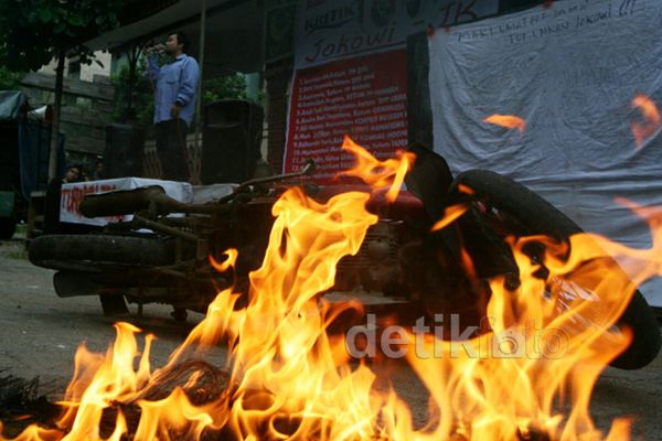 Protes Jokowi-JK, Mahasiswa Bakar Motor