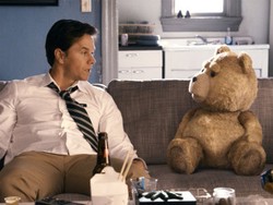 Beruang Ted Balik Badan di Poster Ted 2