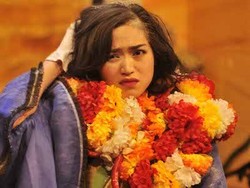 Kejutan! Dikalungi Bunga-bunga, Jessica Disambut Bule-bule