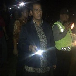 Bermodal Senter, Mentan Amran Blusukan ke Sawah Malam-malam