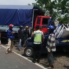 Dihantam Truk Dua Kali, Grand Max Ringsek, Sopir Luka