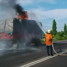 Muatan Truk Ekspedisi Terbakar, Lalin Surabaya-Lamongan Macet 3 Jam