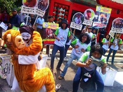 Badut Orangutan dan Seniman Beraksi Serukan Jangan Beli Primata