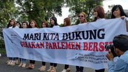 Ber-wedges 15 Sentimeter, Cewek-cewek Seksi Ini Geruduk Gedung DPRD Jabar