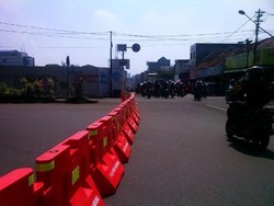 Banyak Pengendara Masih Linglung Jalan Alun-Alun Timur Ditutup