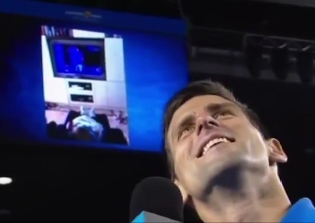 Senyum Djokovic Melihat Foto Sang Putra yang Sedang Nonton Aksinya Senyum Djokovic Melihat Foto Sang Putra yang Sedang Nonton Aksinya