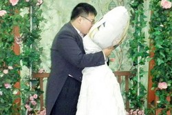 10 Pernikahan Ekstrem, Menikah dengan Bantal Hingga Ular