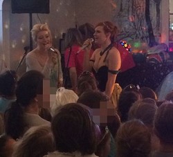 Putri Anna Pakai Baju Seksi, Ortu Ramai-ramai Protes Pesta Frozen Ini