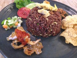 Demenu: Pedas Sedap Nasi Goreng Roa Komplit dan Daging Sapi Cabe Ijo