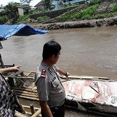 Terpeleset Saat Asyik Main Getek, Bocah SD Tenggelam di Kali Ciliwung