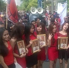 Datang ke KPK, 10 Perempuan Cantik Bawa Tisu untuk Abraham Samad