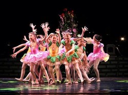 Seberkas Cahaya: A Ballet Tribute to Chrisye Hadir di Surabaya