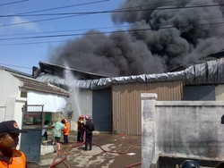 Pabrik Mebel Terbakar di Semarang saat Pekerja Istirahat