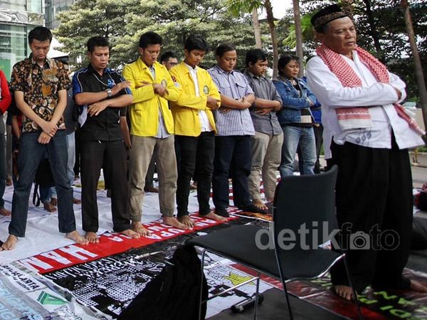 Salat Jumat Berjamaah di Depan Gedung KPK