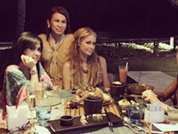 Lewat Syahrini, Paris Hilton Pelajari Budaya Indonesia di Bali