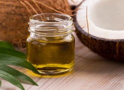 Terapi Kumur Minyak Kelapa yang Bisa Cerahkan Gigi Hingga Obati Jerawat
