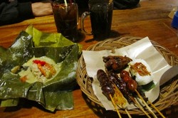 Angkringan Joglo: Sedapnya Nasi Sambel Teri dan Wedan Uwuh yang Hangat