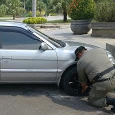 Sebuah Mobil Sedan di Balai Kota Surabaya Digembosi Satpol, Mengapa?