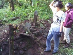 Tak Hanya Batu Naga, Ada Juga Batu dengan Relief Burung yang Misterius di Gunung Tilu