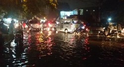Ada Genangan 20 CM, Palmerah Macet Parah