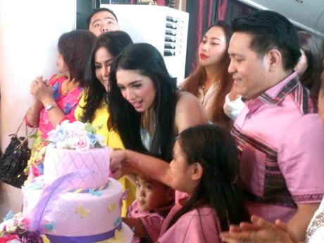 Ultah Ke 28 Angel Karamoy Menangis Dihadiahi Puisi