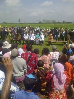Curhatan Petani ke Jokowi di Tengah Sawah