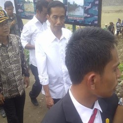 Jokowi Blusukan ke Bendungan yang Tak Terurus 32 Tahun
