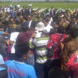 Bagi-bagi 852 Traktor, Jokowi Diserbu Petani di Tengah Sawah