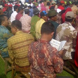 Jelang Kedatangan Jokowi, Petani Ngawi Kompak Berseragam Batik