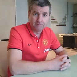 Punya Impian Jadi Pesepakbola Profesional? Ini Tips dari Denis Irwin