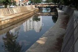 Bocah yang Hanyut di Kali Ciliwung Masih Belum Ditemukan