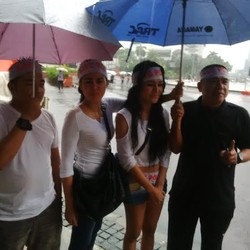 Di Tengah Hujan Deras, Cewek Seksi ini Ikut Aksi Save Polri di HI