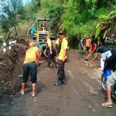 Jalur Wisata Gunung Bromo Tertutup Longsor