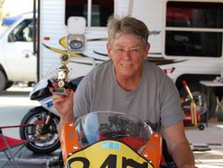 Wow, Nenek Ini Mulai Jadi Pebalap di Usia 65 Tahun