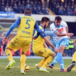 Napoli Bawa Pulang Kemenangan 2-1 dari Kandang Chievo