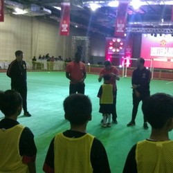 32 Anak Dapat Medali dari Irwin dan Saha Usai Latihan di Manchester United Live