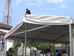 Hari ke-37, Tenda Ruang Tunggu Keluarga Korban di Polda Jatim Dibongkar