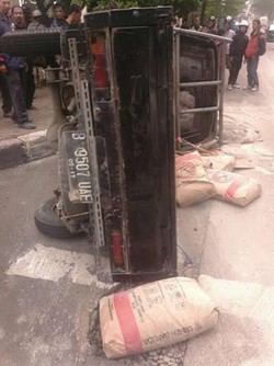 Pikap Pengangkut Semen Terbalik di Kalibata, 2 Orang Dilarikan ke RS