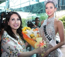 Foto: Pulang dari Miss Universe, Elvira Cantik Berkilau dengan Gaun Perak