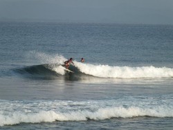 Serunya Surfing di Pantai Senggigi, Lombok