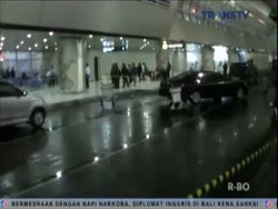 Alphard Tabrak 2 Mobil dan Ruang Tunggu Bandara Juanda