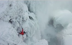 Aksi Gila! Turis Ini Mendaki Air Terjun Niagara yang Membeku