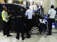 Alphard Nyelonong ke Ruang Tunggu Bandara