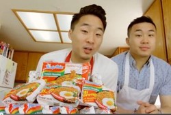 Konyol! 5 Cara Makan Mie Goreng Versi Pria Amerika