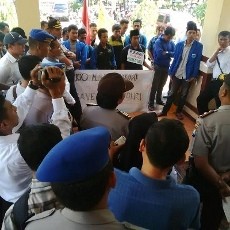 Mahasiswa Luruk Polres Tuban, Minta Kriminalisasi KPK Dihentikan
