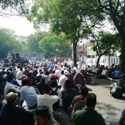 Massa Pendukung Yance Kembali Tutup Jalan LRE Martadinata