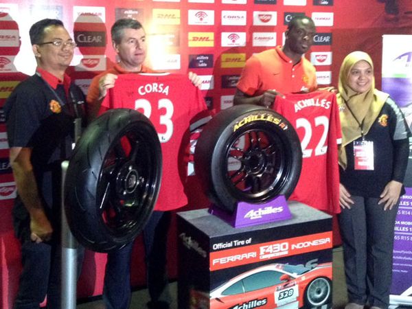 2 Legenda MU Kunjungi Booth Corsa