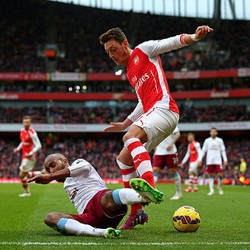 Skor Besar dan Oezil yang Oke Senangkan Wenger